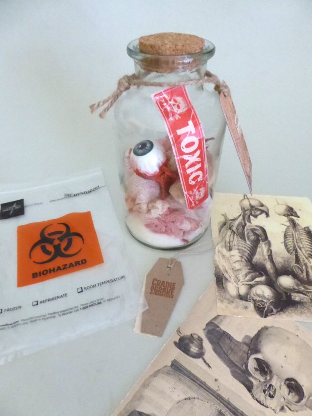 NEW 8” HALLOWEEN REALISTIC BLOODY EYEBALLS GLASS CORK STOPPER JAR ODDITY PROP